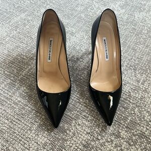 Manolo Blahnik patent pumps 🖤